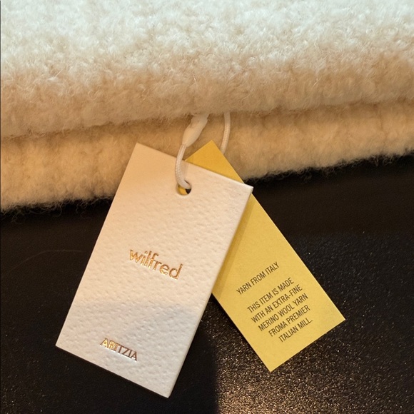 Aritzia Cozy Cream wool Beanie - Picture 2 of 5